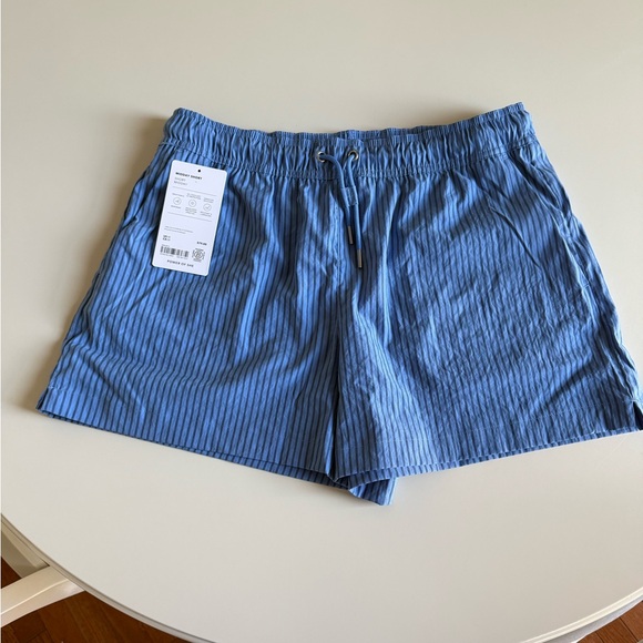 Athleta Midday Mid Rise Short - Picture 2 of 5
